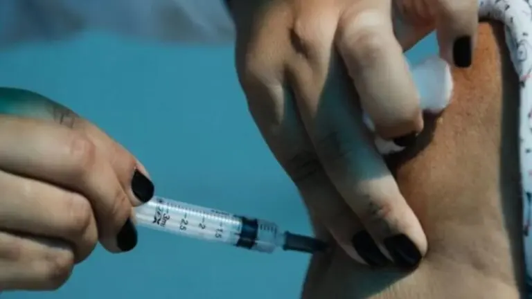 Funcionário que recusar vacina pode ter demissão por justa causa