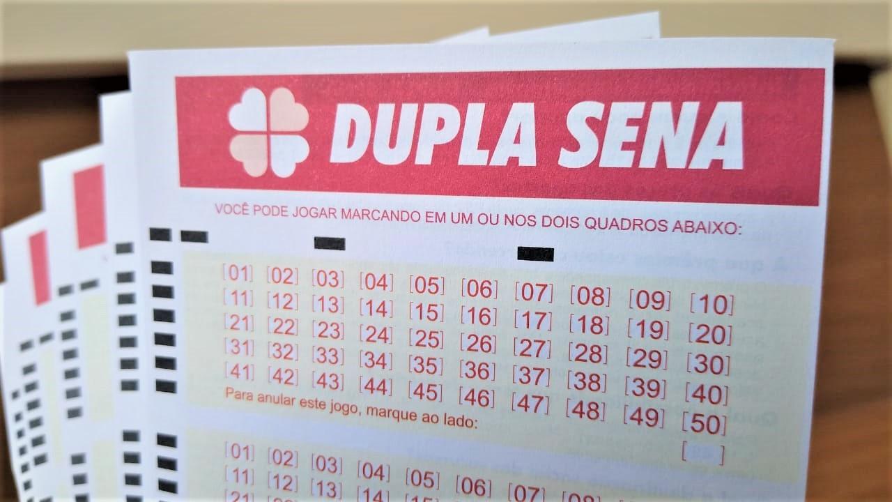 A imagem mostra um volante da Dupla Sena