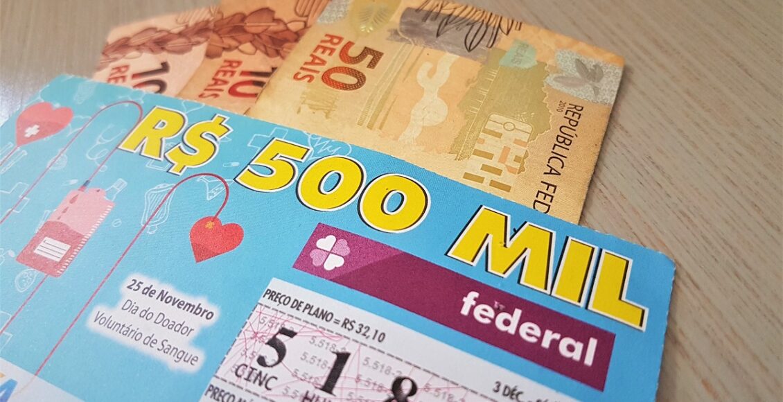 A imagem mostra um bilhete da loteria Federal e notas de dinheiro