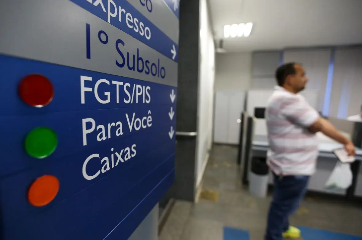 Foto mostra placa que indica o 1º andar, com dizeres: FGTS/PIS