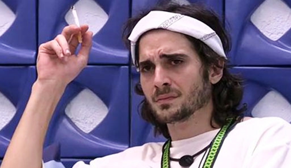 Imagem mostra Fiuk fumando no BBB 21