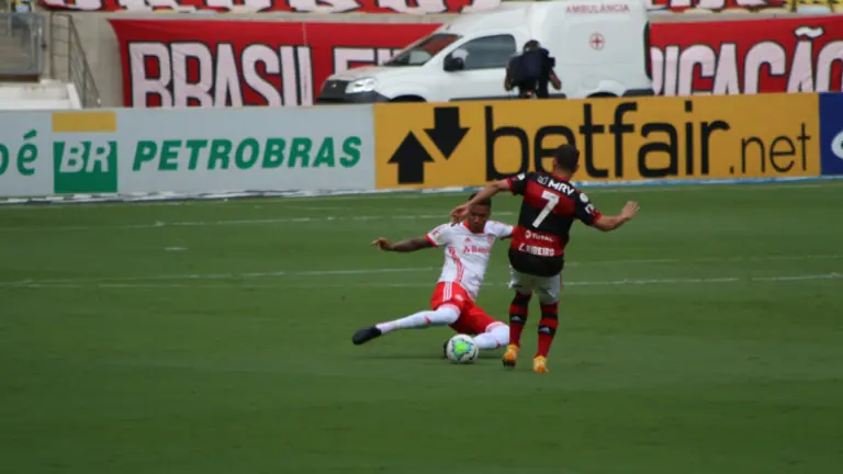 Flamengo vence Inter de virada e depende apenas de si para ser campeão