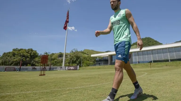 Jogos de hoje na TV: confira as partidas de futebol desta quinta-feira (25)