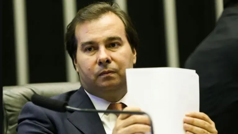 Rodrigo Maia ameaça acatar os pedidos de Impeachment de Bolsonaro