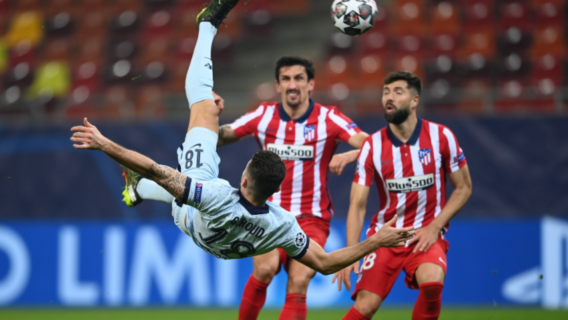 Com gol de bicicleta de Giroud, Chelsea vence Atlético de Madrid; veja