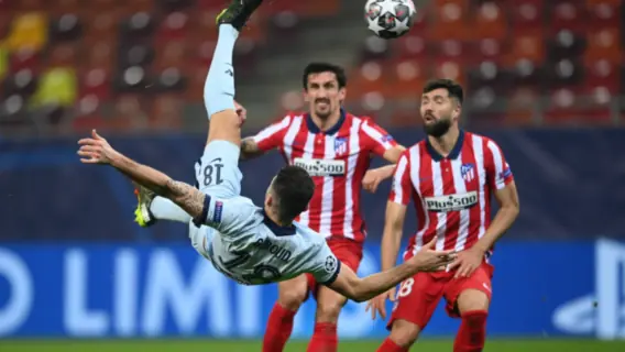 Com gol de bicicleta de Giroud, Chelsea vence Atlético de Madrid; veja