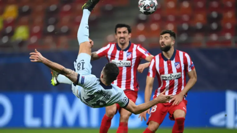 Com gol de bicicleta de Giroud, Chelsea vence Atlético de Madrid; veja