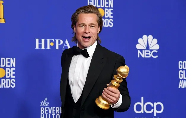 Foto mostra o ator norte-americao Brad Pitt segurando troféu do Globo de Ouro 2020