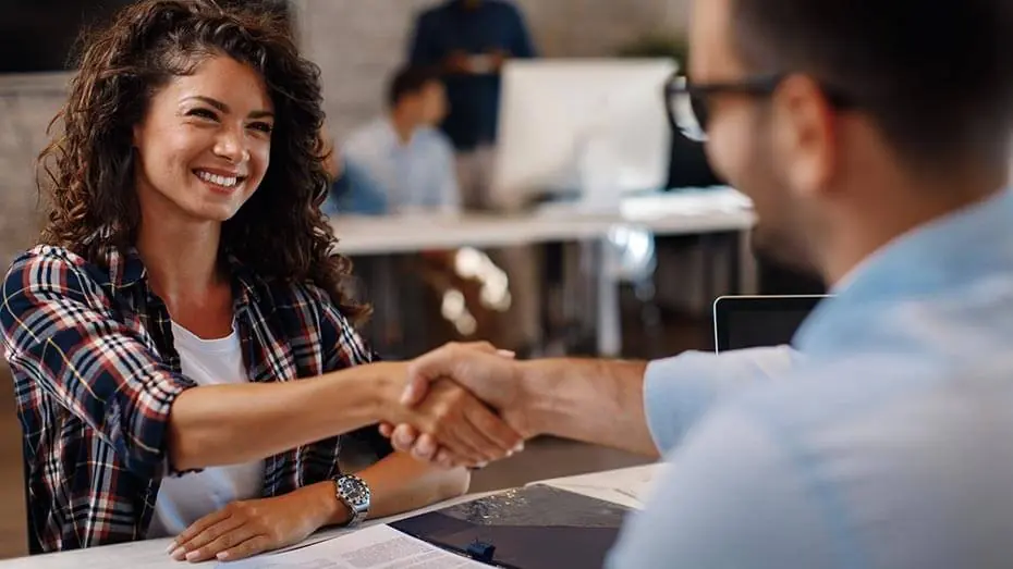 Imagem mostra estagiário sendo contratado.
