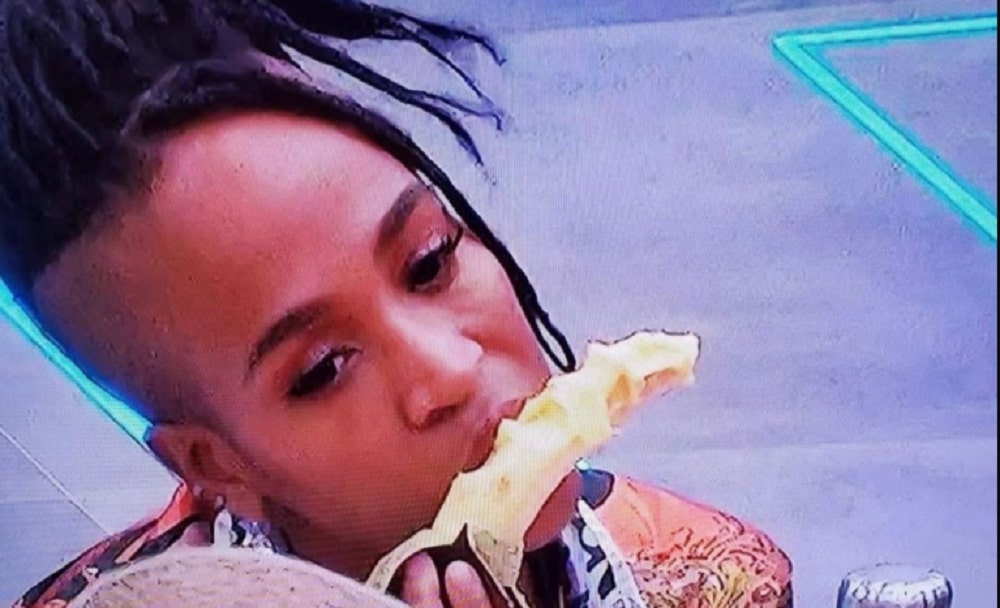 Karol comendo banana no BBB21