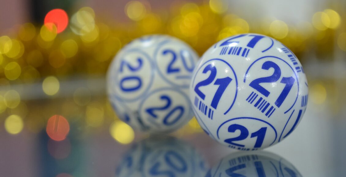 A imagem mostra bolas da sorte de loteria - Federal Especial de Natal