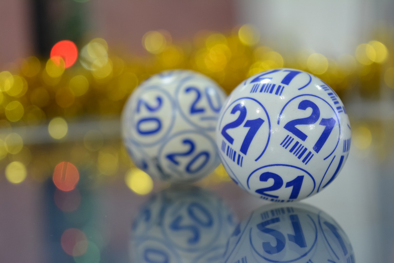 A imagem mostra bolas da sorte de loteria - Federal Especial de Natal