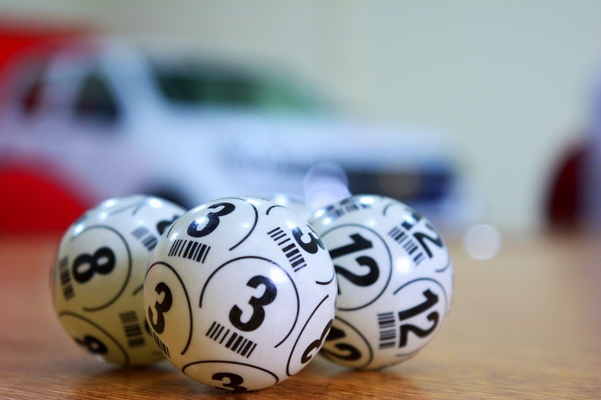 A imagem mostra bolas da sorte de loteria - federal especial de natal