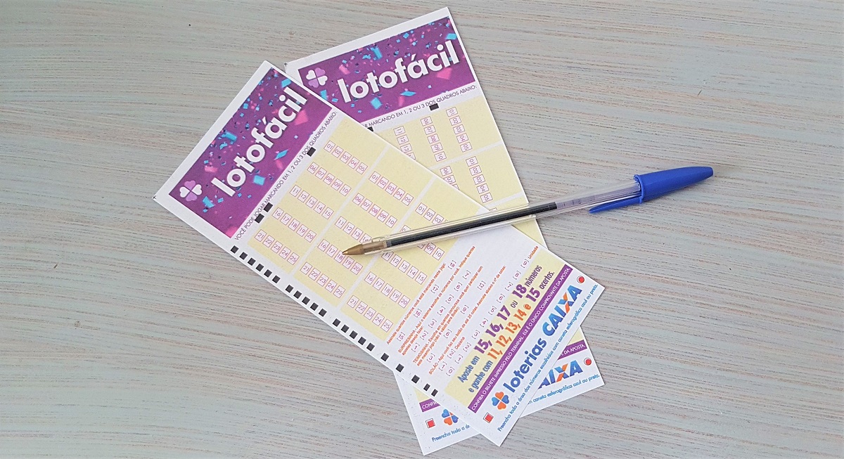 A imagem mostra volantes da Lotofácil concurso 2158
