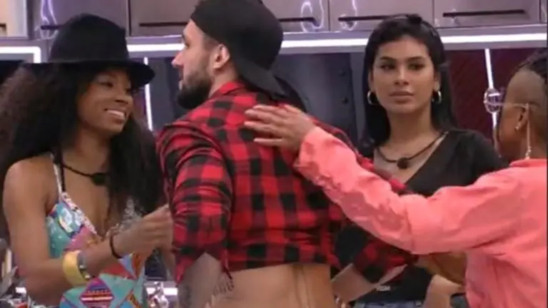BBB21: Militância seletiva? Arthur imita travesti e Lumena ri