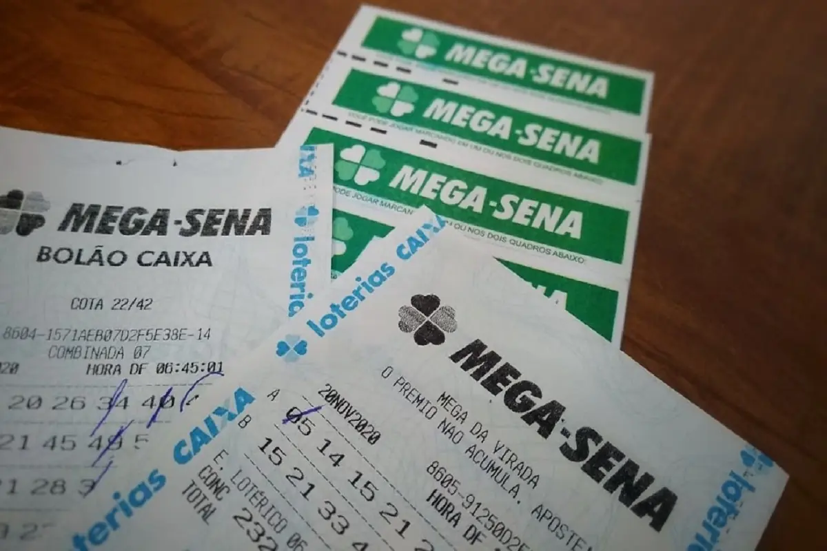 A imagem mostra volantes da Mega-Sena 2348
