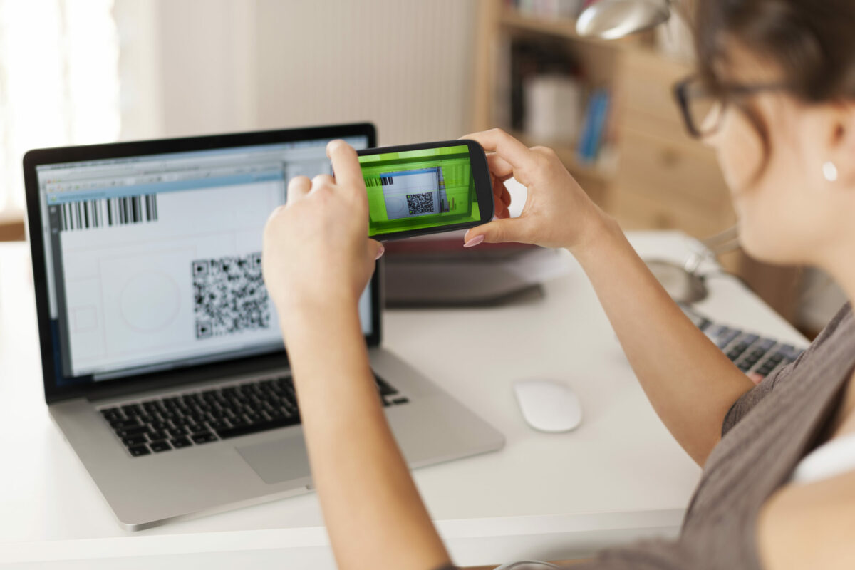 Pessoa usando QR Code. Pagar boleto com Pix