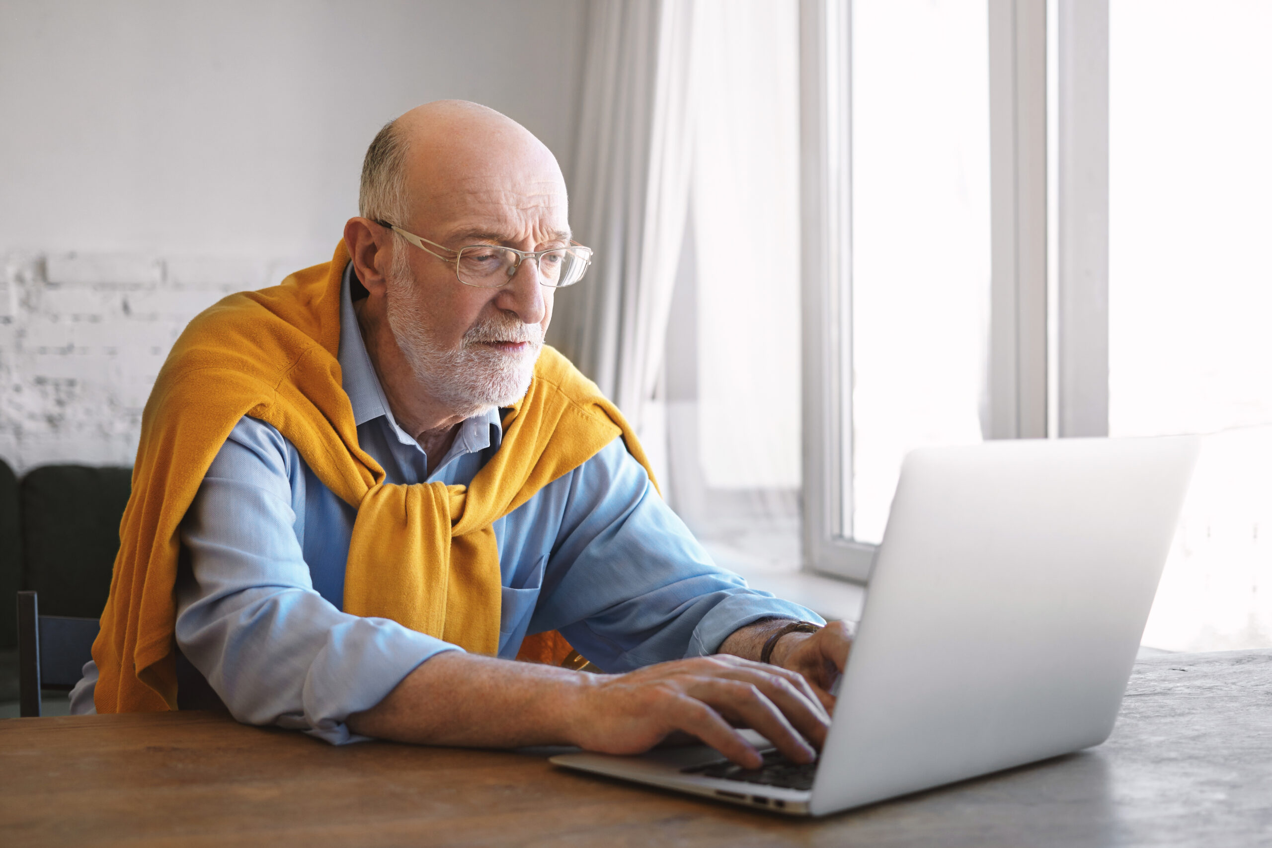 Homem usando notebook