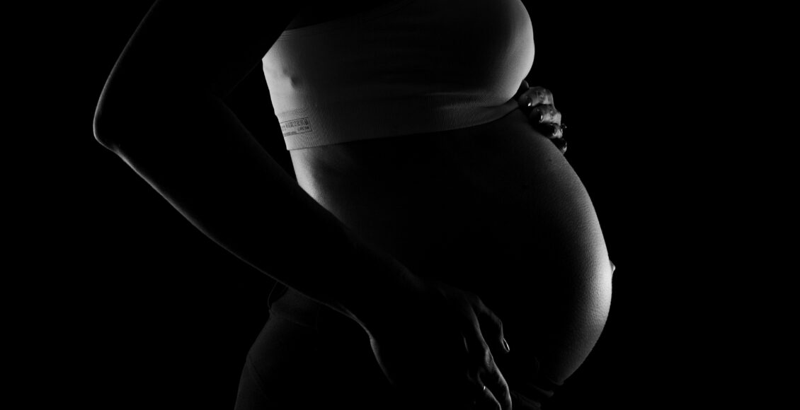 Imagem em preto e branco mostra mulher grávida