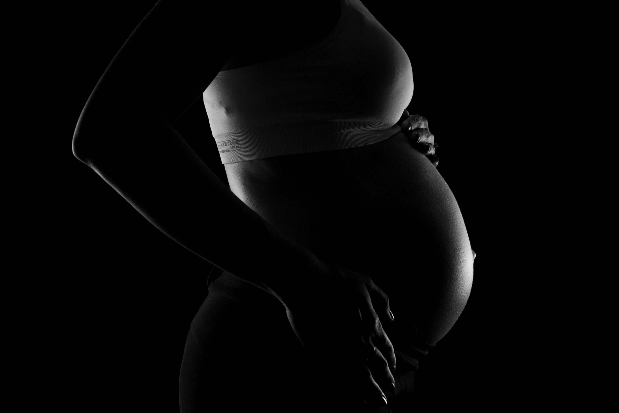 Imagem em preto e branco mostra mulher grávida