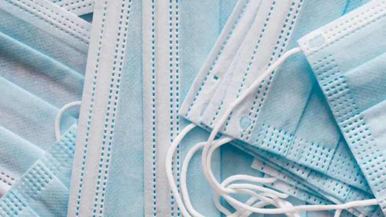 Proteção com duas máscaras bloqueia até 92,5% contra Covid, diz estudo