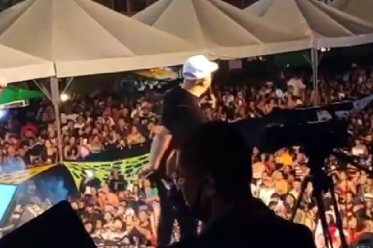 Imagem mostra show do cantor belo no complexo da maré durante o carnaval