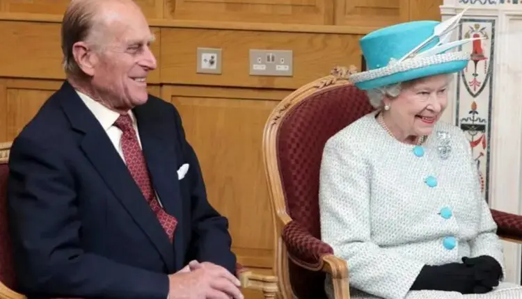 Imagem mostra os membros da realeza britânica, Príncipe Philip e Rainha Elizabeth II