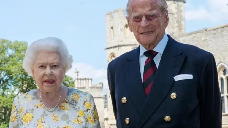 Príncipe Philip, marido da Rainha Elizabeth II, morre aos 99 anos