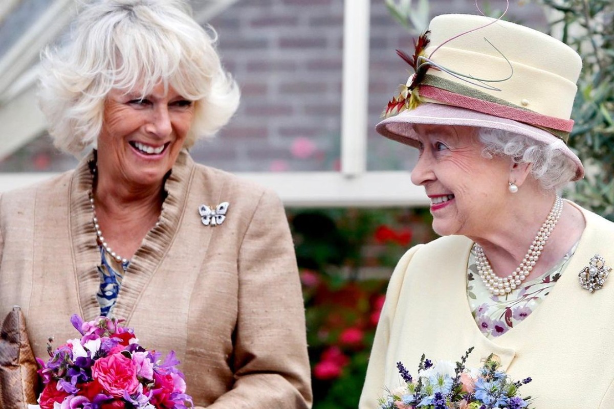 Imagem mostra Rainha Elizabeth II (direita) e Camilla Parker (esquerda)