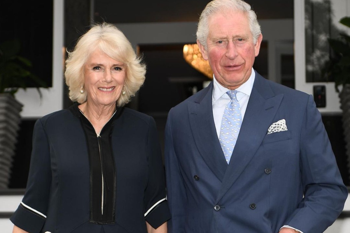 Imagem mostra Príncipe Charles (direita) e Camilla Parker-Bowls (esquerda)