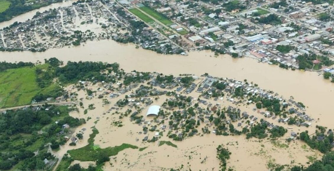 Imagem captuada por helicoptero mostra situação da enchente no Acre