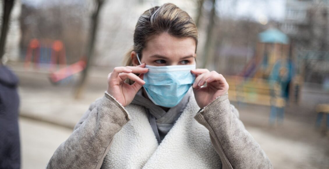 Imagem mostra mulher com máscara de proteção, para evitar contaminação da nova variante do coronavírus
