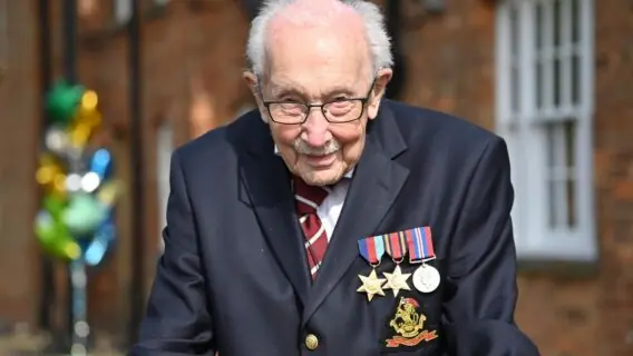 Morre Tom Moore: saiba quem foi o capitão britânico que viveu 100 anos
