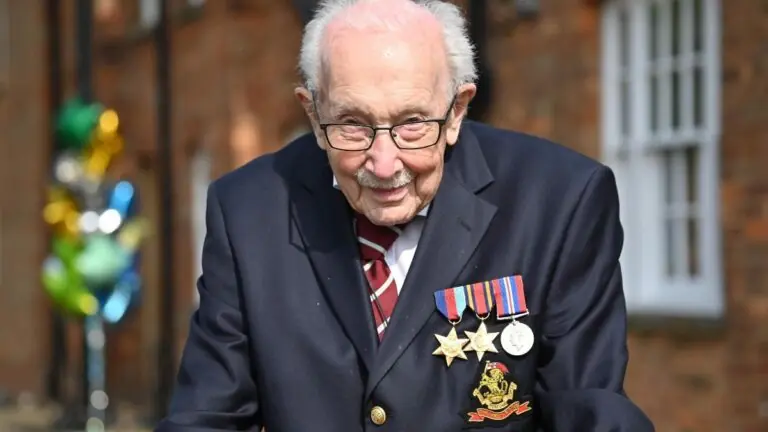 Morre Tom Moore: saiba quem foi o capitão britânico que viveu 100 anos