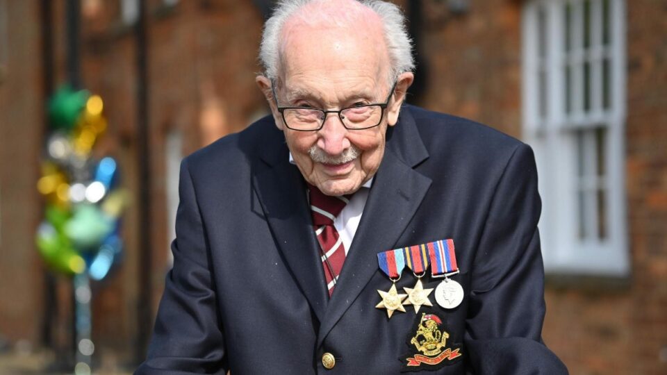 Imagem mostra o capitão Tom Moore