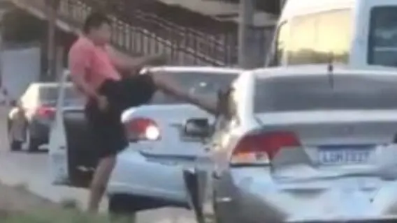 VÍDEO: motorista bate em outro carro de propósito no RJ e viraliza