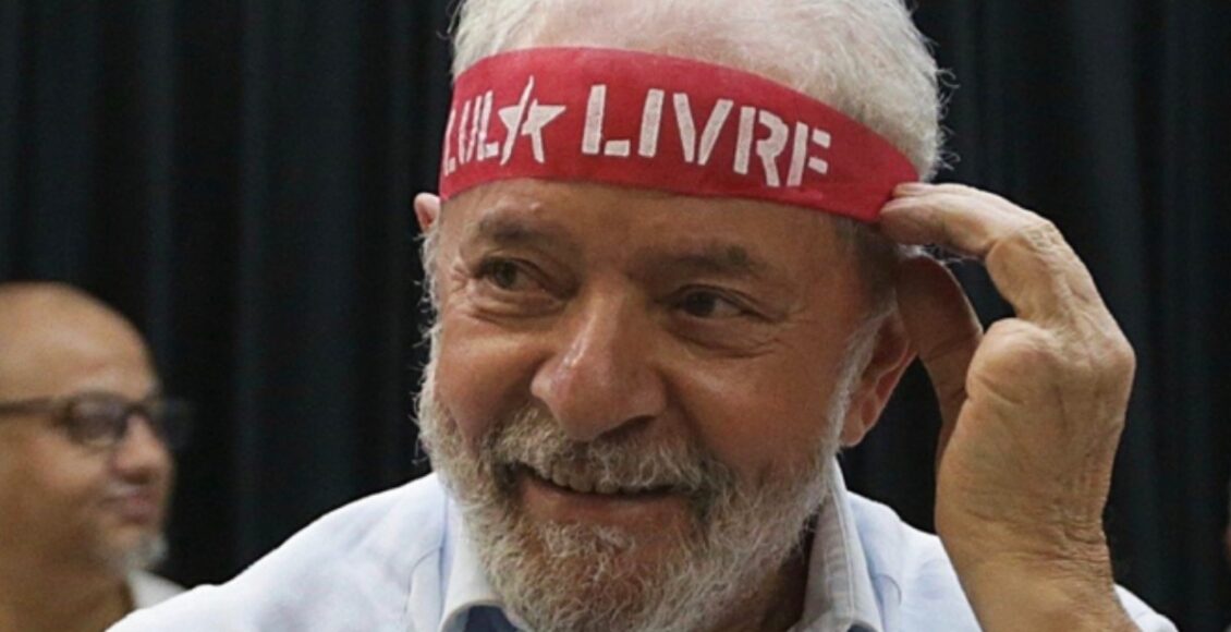 Imagem mostra ex-presidente Lula com uma faixa vermelha em sua cabeça- condenações de lula