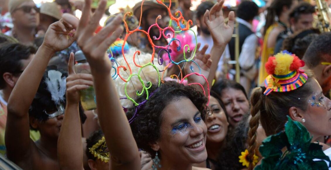 A foto mostra foliões no bloco de rua durante carnaval no Rio de Janeiro