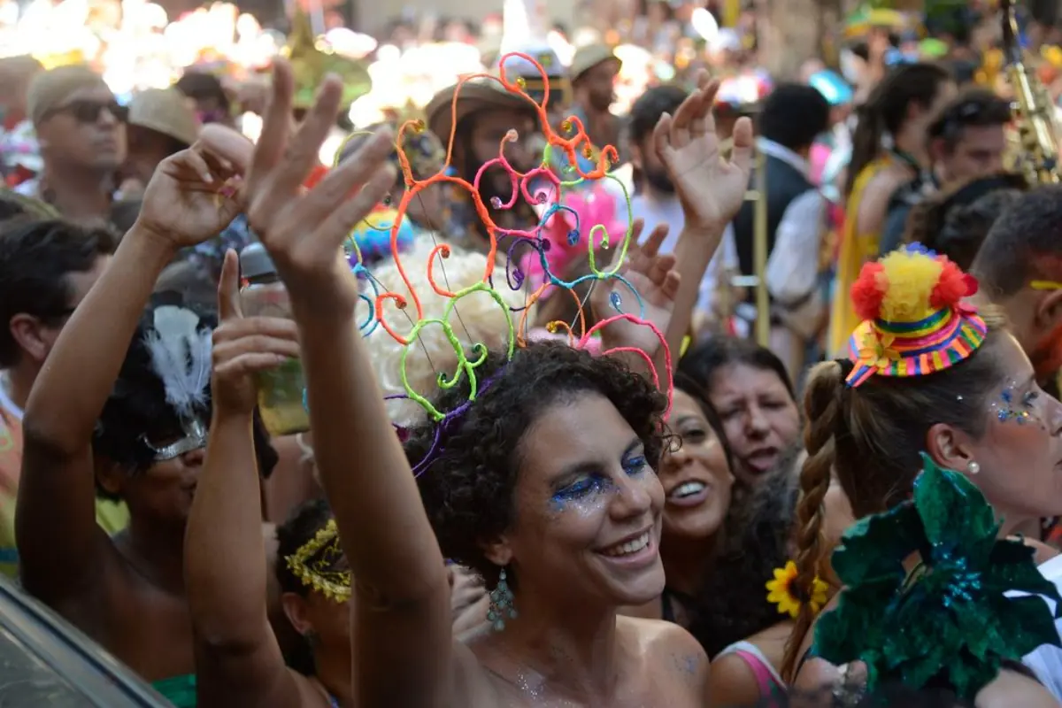 A foto mostra foliões no bloco de rua durante carnaval no Rio de Janeiro