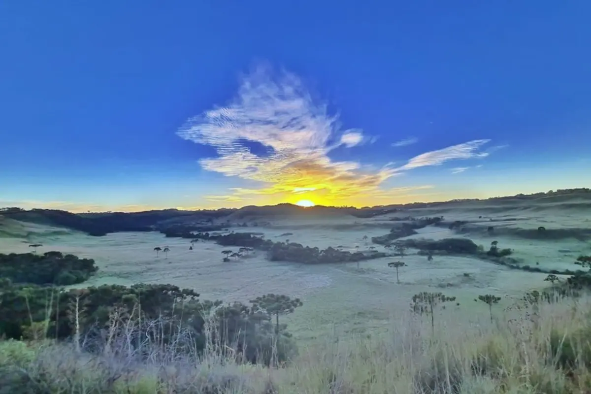 Imagem mostra serra catarinense coberta por neve
