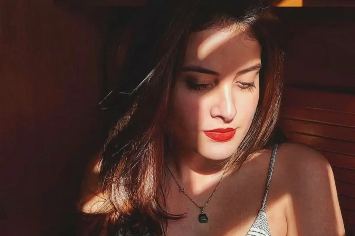 Imagem mostra personagem vítima de tortura psicologica, Leticia Leonardo