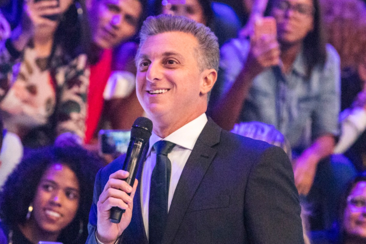 Imagem mostra o apresentador Luciano Huck