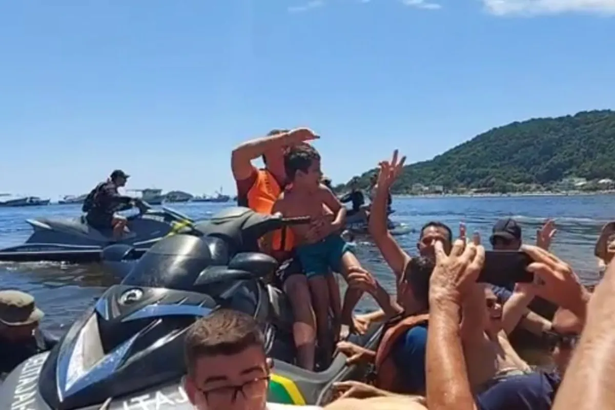 Imagem capturada pelo portal São Chico Online mostra Jair Bolsonaro em aglomeração na praia em Santa Catarina