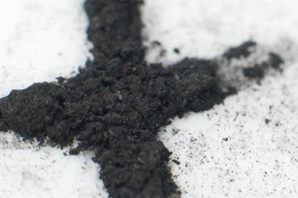 Imagem mostra cinzas em forma de cruz