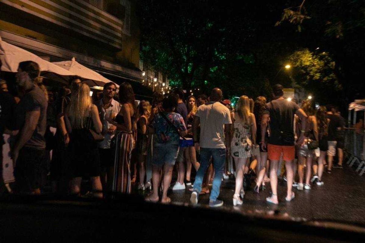 Imagem mostra aglomeração no leblon, rio de janeiro, em feriado de carnaval