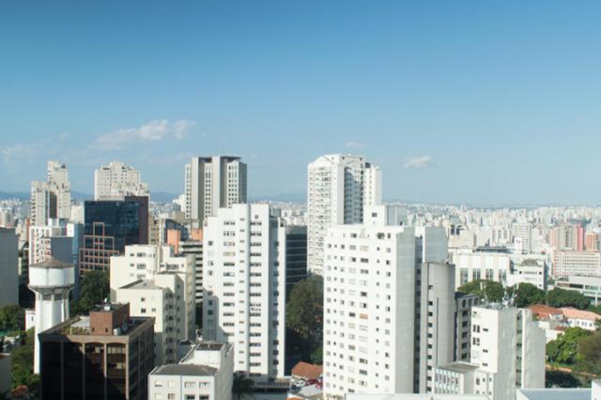 Imagem mostra céu azul sem nuvens na cidade de São Paulo, segundo previsão do tempo SP