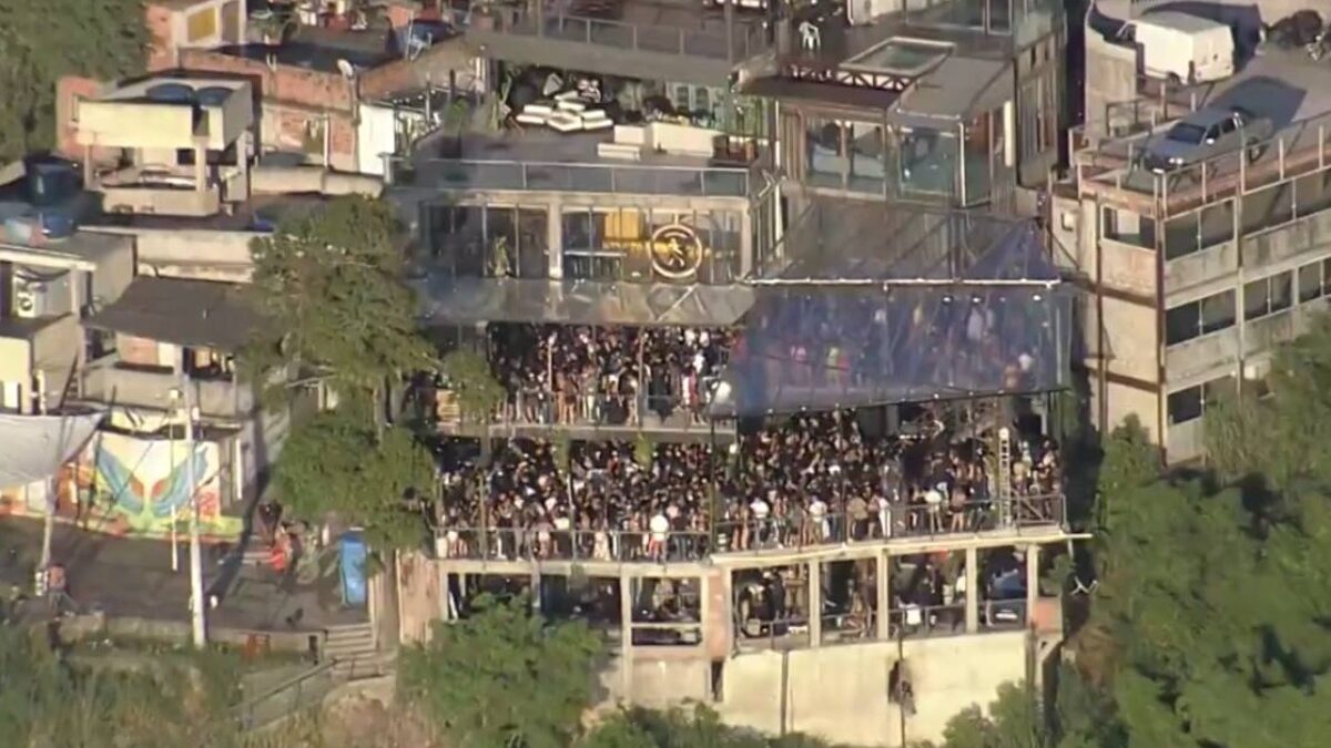 Imagem mostra aglomeração em balada no morro do Vidigal, no Rio de Janeiro, durante Carnaval