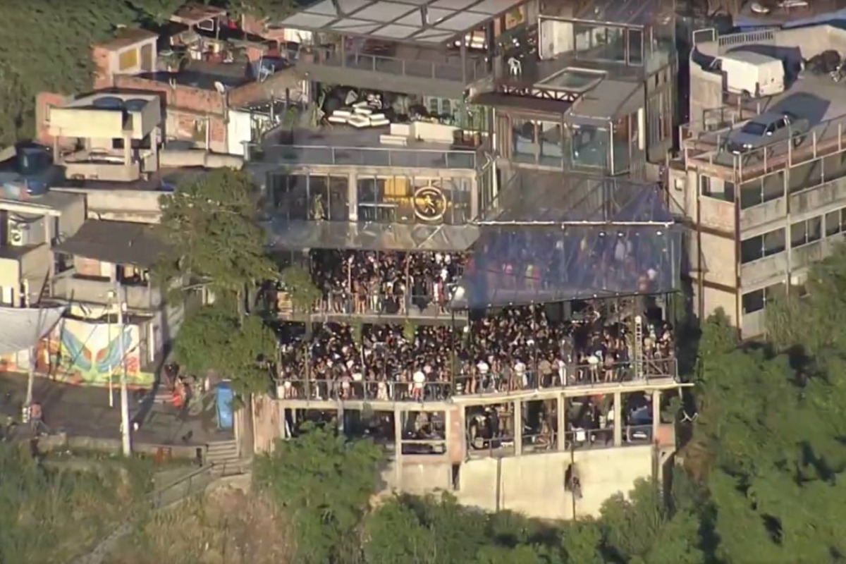 Imagem mostra aglomeração em balada no morro do Vidigal, no Rio de Janeiro, durante Carnaval
