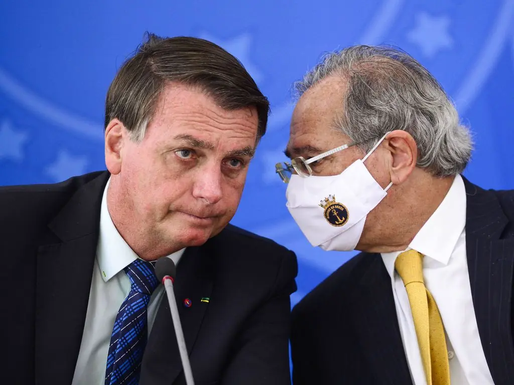 Imagem mostra Bolsonaro próximo a Paulo Guedes