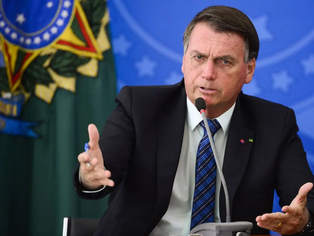 Imagem mostra Bolsonaro discursando sobre mudanças na Petobras e da taxa ICMS